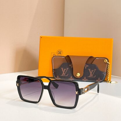 LOUIS VUITTON Fashion Sunglasses - Image 4