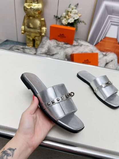 Hermes Spring and Summer new silver buckle flat sandals with 1cm heel height - Image 3