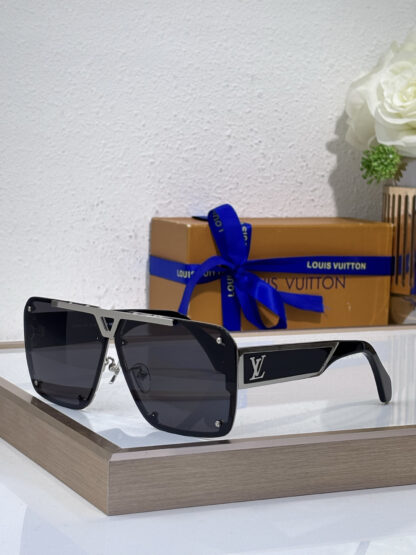 LOUIS VUITTON Fashion Sunglasses - Image 4
