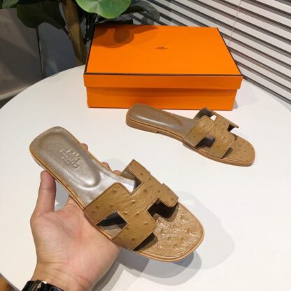 Hermès light brown summer classic crocodile pattern flat slippers - Image 2