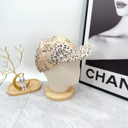 Prada niche sexy leopard print fashion baseball cap - Image 3