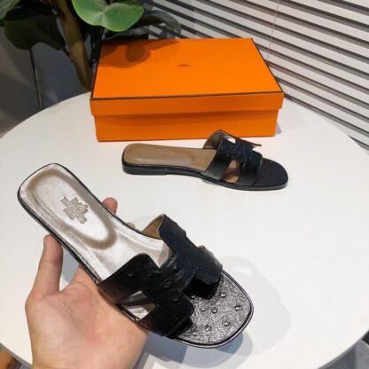 Hermès Black Matte Summer Classic Crocodile Pattern Flat Slippers - Image 2