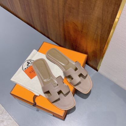 Hermès pink apricot classic lychee leather handmade flat slippers - Image 3