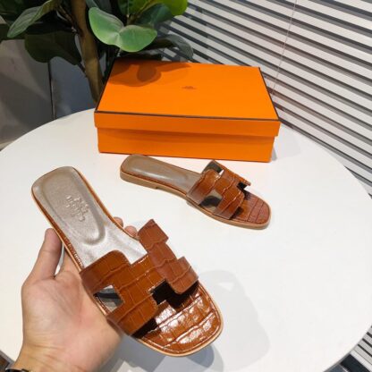 Hermès Brown Summer All-match Crocodile Pattern Flat Slippers - Image 2