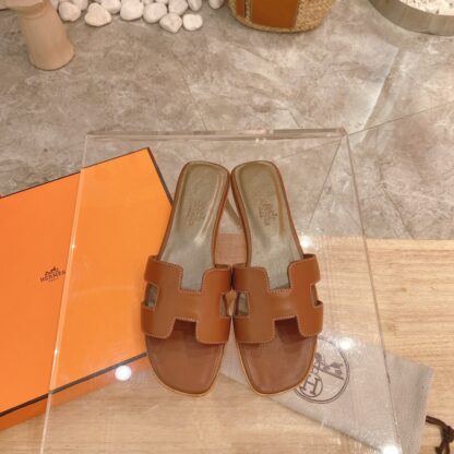 Hermès Summer Classic Style Palm Print Brown Flat Slippers - Image 2