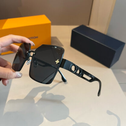 LOUIS VUITTON Fashion Sunglasses - Image 4