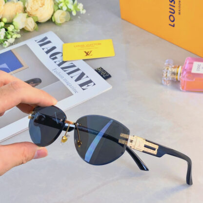 LOUIS VUITTON Fashion Sunglasses - Image 4