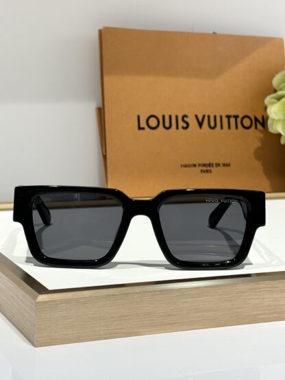 LOUIS VUITTON Fashion Sunglasses - Image 4
