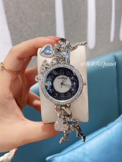Chanel simple and elegant watch - Image 4