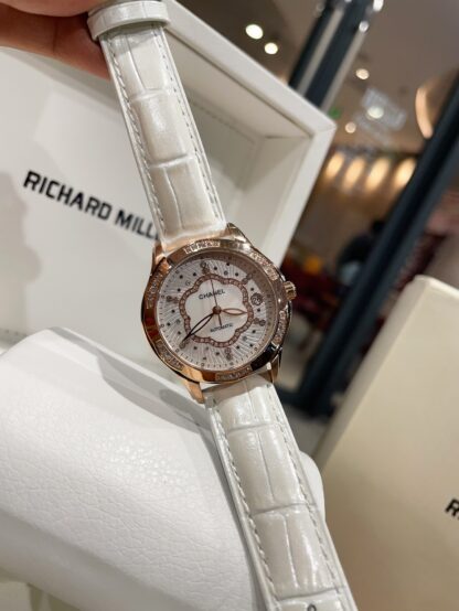 Chanel exquisite women's watch - Image 4