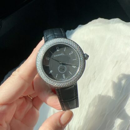 Chanel exquisite diamond-set quartz watch - Image 4