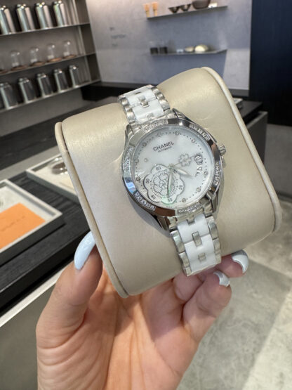 Chanel exquisite ladies quartz watch - Image 4