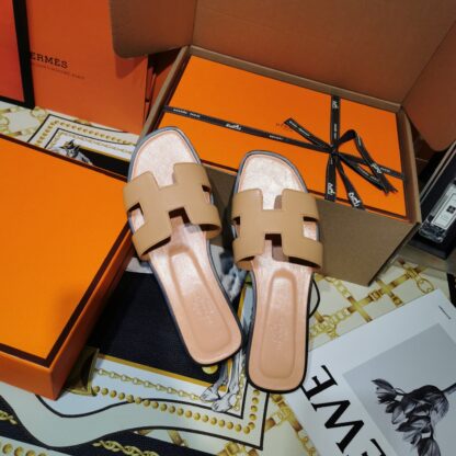Hermès apricot handmade slippers - Image 3