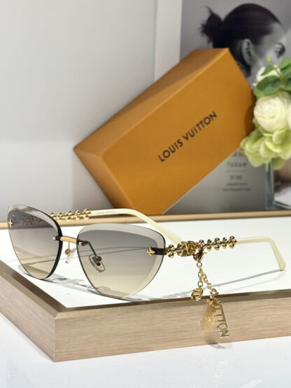 LOUIS VUITTON Fashion Sunglasses - Image 4