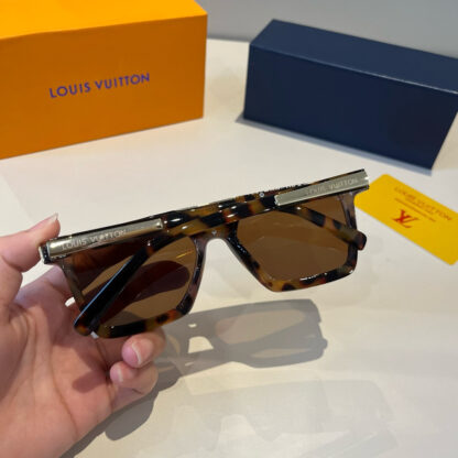 LOUIS VUITTON Fashion Sunglasses - Image 4