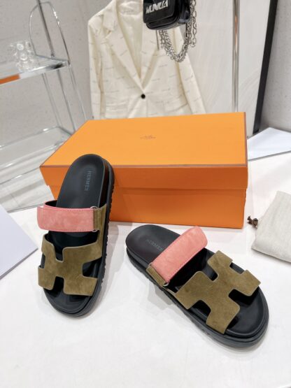Hermès Spring and Summer New Green and Pink Comfortable Slippers - Image 3