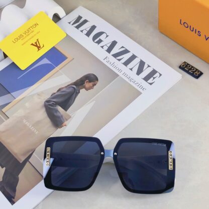 LOUIS VUITTON Fashion Sunglasses - Image 4