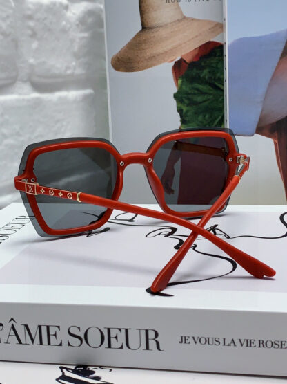 LOUIS VUITTON Fashion Sunglasses - Image 4