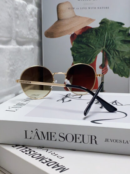 LOUIS VUITTON Fashion Sunglasses - Image 4