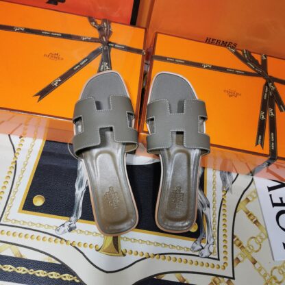 Hermès dark grey palm print cowhide handmade slippers - Image 3