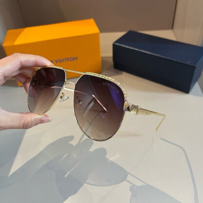 LOUIS VUITTON Fashion Sunglasses - Image 4