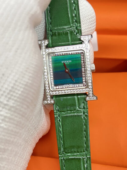 Hermes mother-of-pearl dial and diamond-set quartz watch - Image 3