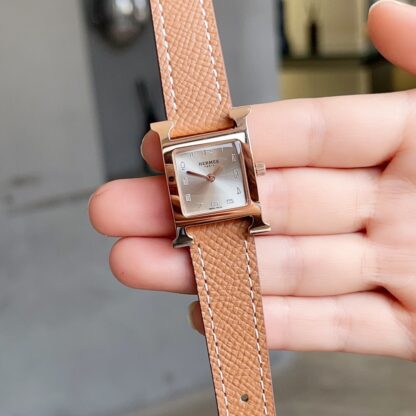 Hermes mother-of-pearl dial and diamond-set quartz watch - Image 3