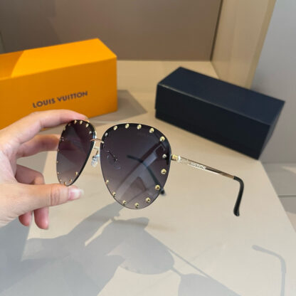 LOUIS VUITTON Fashion Sunglasses - Image 4