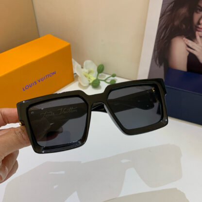LOUIS VUITTON Fashion Sunglasses - Image 4