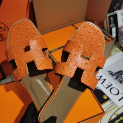 Hermès orange ostrich leather handmade slippers - Image 3