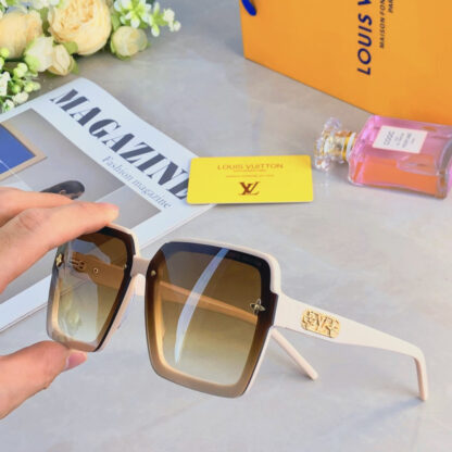 LOUIS VUITTON Fashion Sunglasses - Image 4