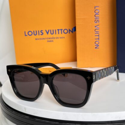 LOUIS VUITTON Fashion Sunglasses - Image 4