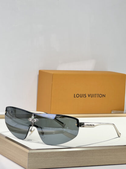 LOUIS VUITTON Fashion Sunglasses - Image 4