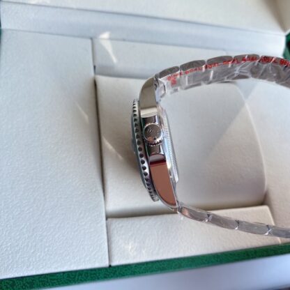 Rolex Submariner Green has a diameter of 39mm - Image 2