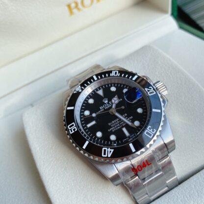 Rolex Submariner Green mechanical watch with a 39mm diameter and a black dial - Image 2