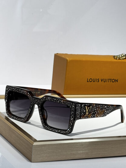 LOUIS VUITTON Fashion Sunglasses - Image 4