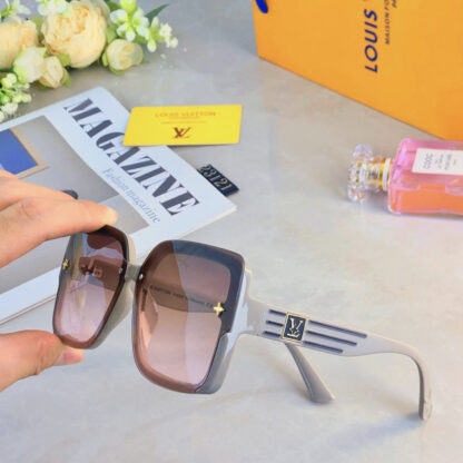LOUIS VUITTON Fashion Sunglasses - Image 4
