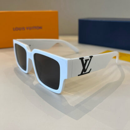 LOUIS VUITTON Fashion Sunglasses - Image 4