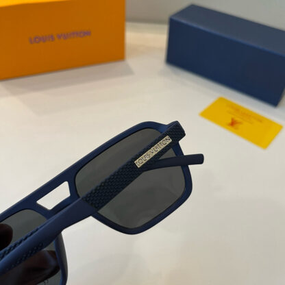 LOUIS VUITTON Fashion Sunglasses - Image 4