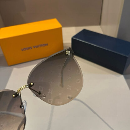 LOUIS VUITTON Fashion Sunglasses - Image 4