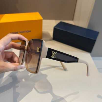 LOUIS VUITTON Fashion Sunglasses - Image 4