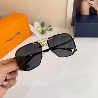 LOUIS VUITTON Fashion Sunglasses - Image 4