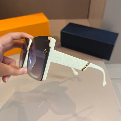 LOUIS VUITTON Fashion Sunglasses - Image 4
