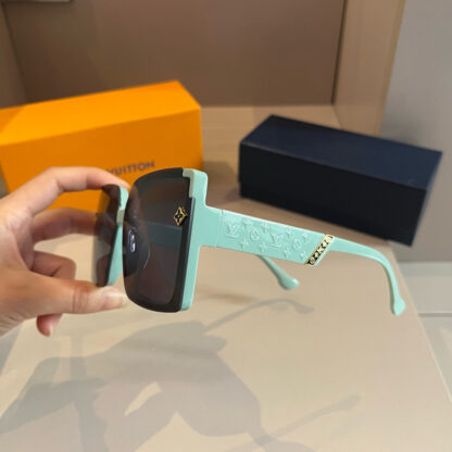 LOUIS VUITTON Fashion Sunglasses - Image 4