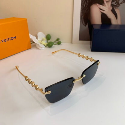 LOUIS VUITTON Fashion Sunglasses - Image 4