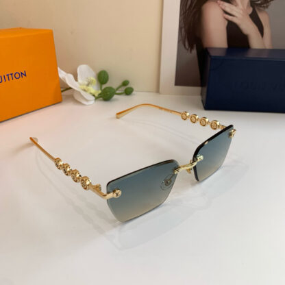 LOUIS VUITTON Fashion Sunglasses - Image 4