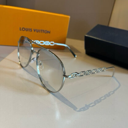 LOUIS VUITTON Fashion Sunglasses - Image 4