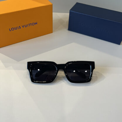 LOUIS VUITTON Fashion Sunglasses - Image 4