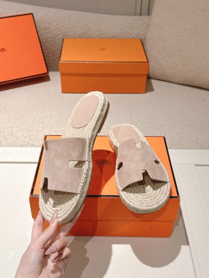 Hermès' latest light apricot-colored refreshing and comfortable straw slippers for spring and summer - Image 3