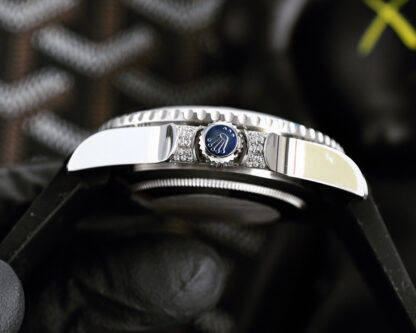 Rolex fully customized curved bezel perfectly fits the wrist - Image 3